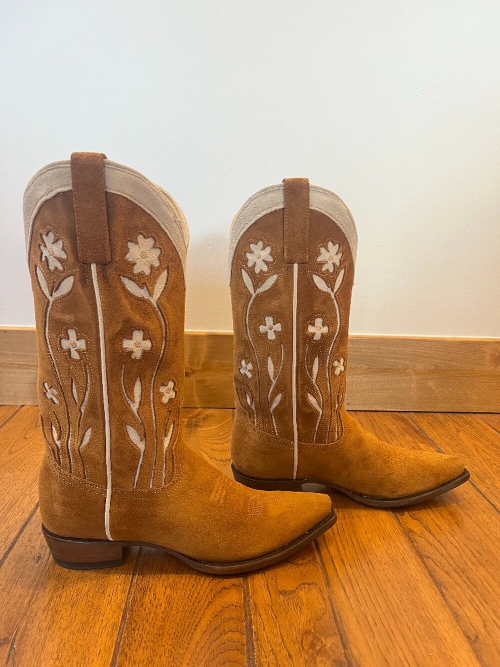 Stetson x THE GREAT. Cowboy Boots - Suede Tan Floral